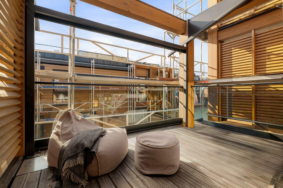 Fra stuen er det utgang til solrik sydøstvendt balkong på 9m² med pergola.