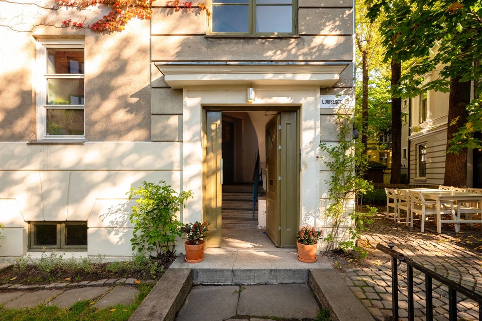 Dette er en lekker 4-roms selveierleilighet med townhouse-følelse.