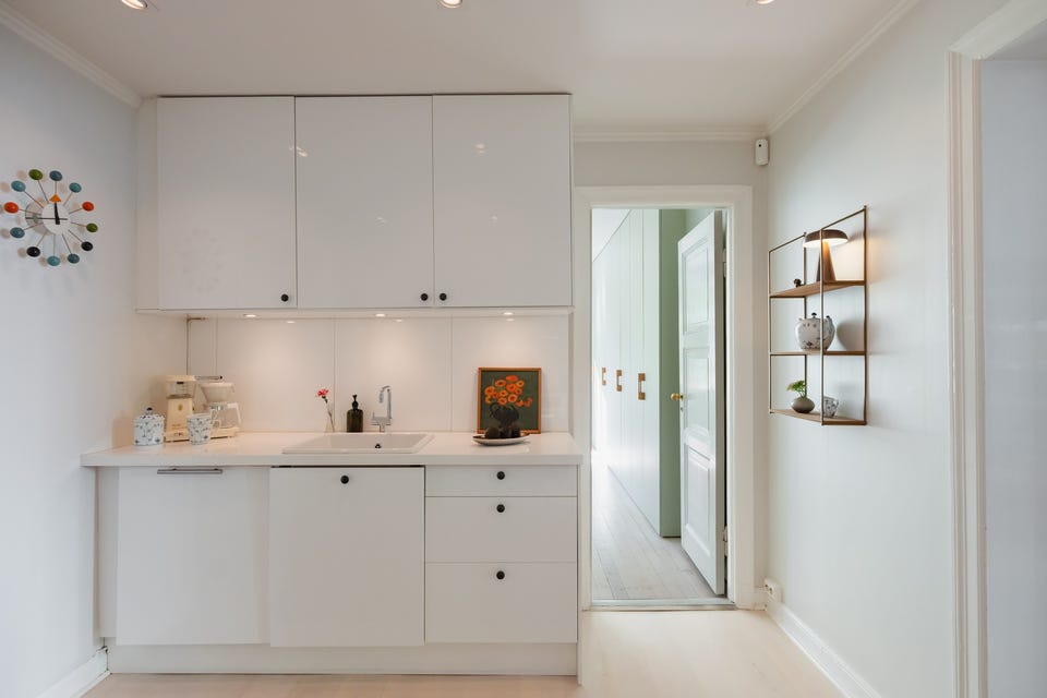 Mellom benkeplate og overskap er det montert laminert plate som backsplash.
