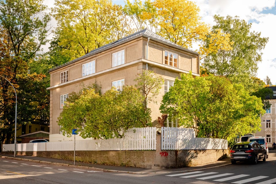 Leiligheten ligger i en sjarmerende byvilla på attraktive St. Hanshaugen.