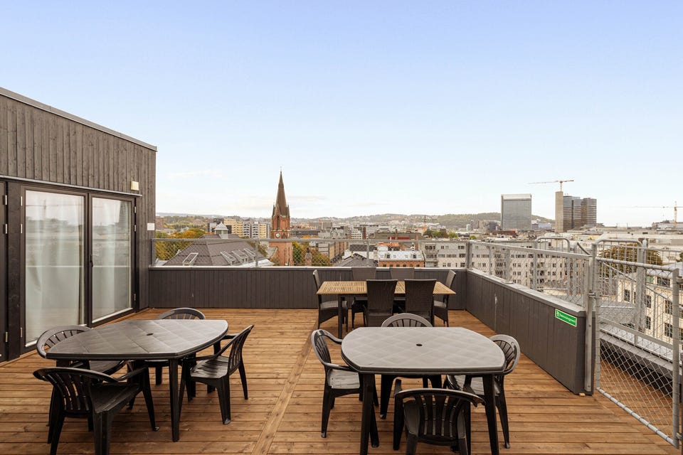 Takterrassen byr på grill, solsenger og utemøblement. Beboerne har også tilgang til privat selskapslokale med takterrasse.