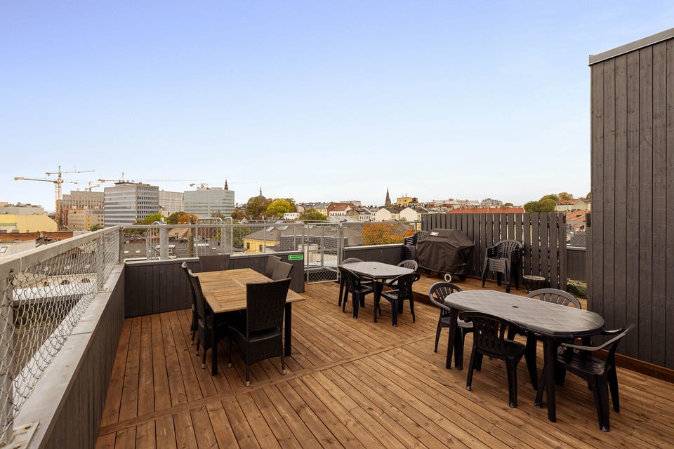 Solrik felles takterrasse med flotte oppholdssoner.
