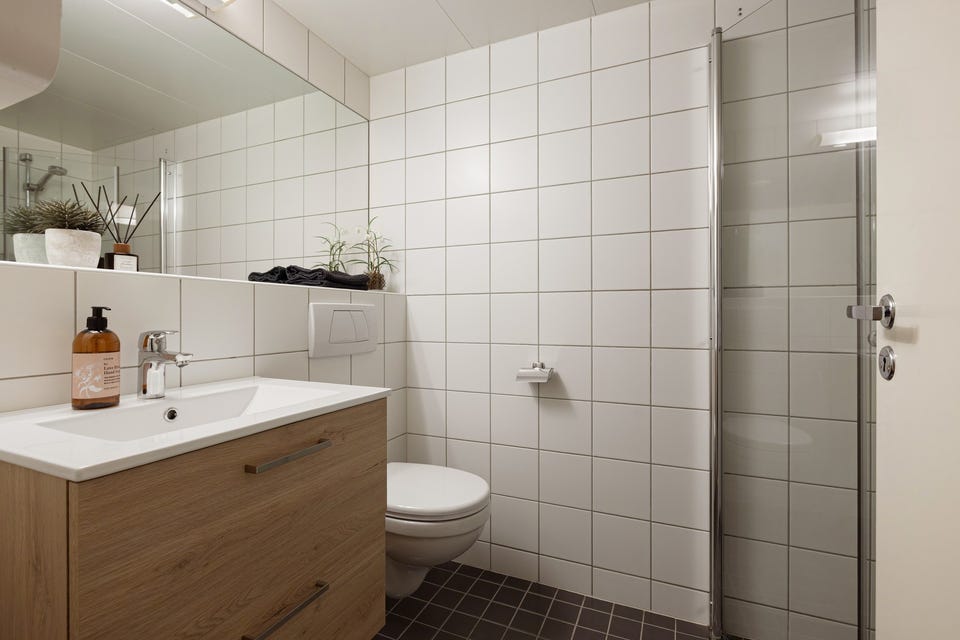 Pent, flislagt kabinbad fra byggeår.