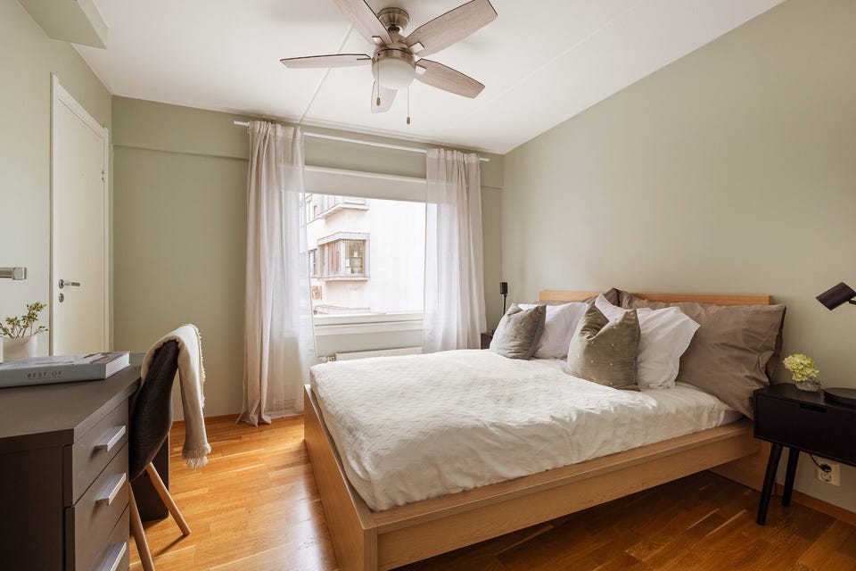 Soverom med plass til både seng og garderobe.