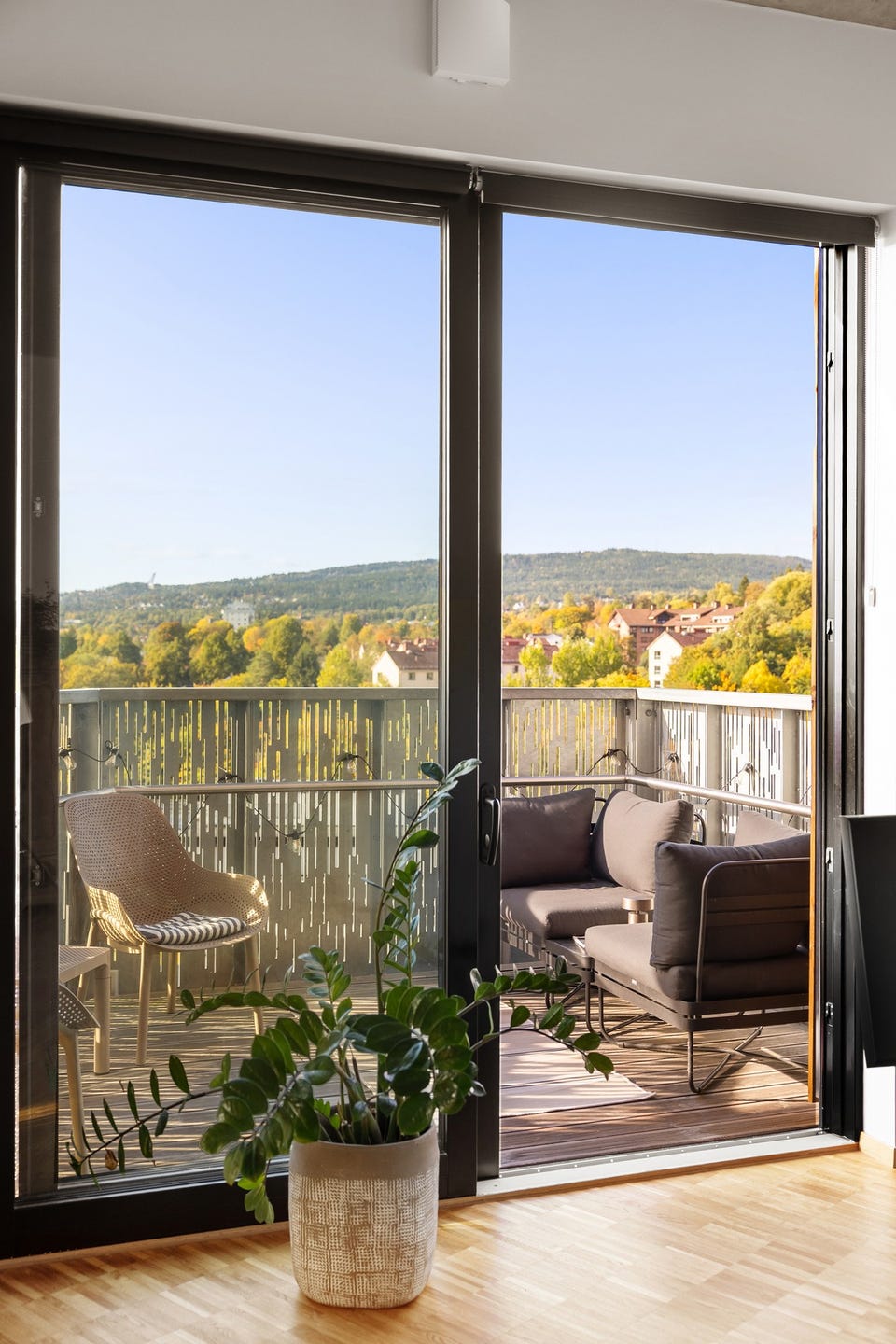 I stuen er det en stor skyvedør ut til vestvendt balkong på 7m² med sol til den går ned og panoramautsikt over byen, fjorden og mot Holmenkollen.