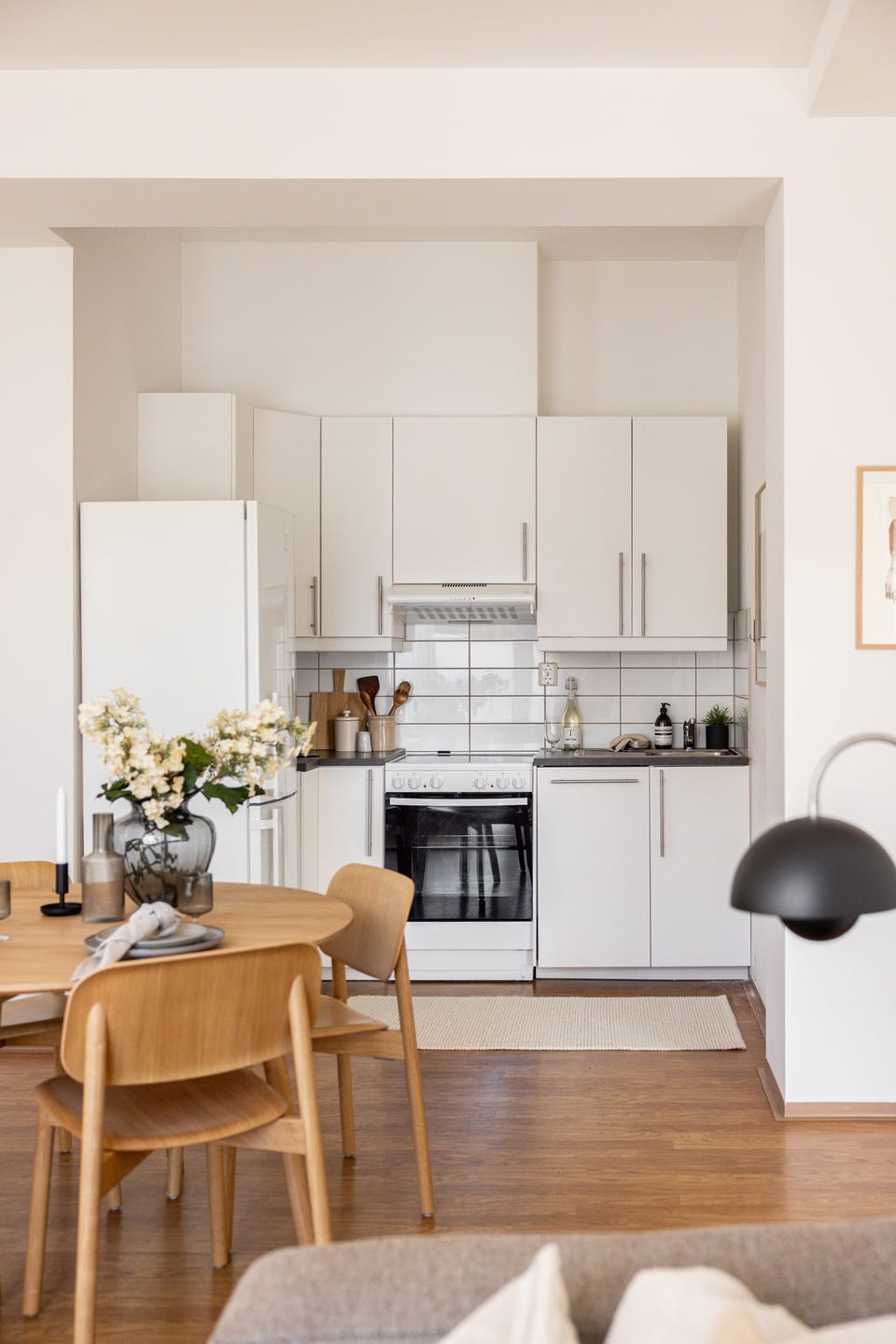 Kjøkkeninnredning fra 2011 med hvite glatte fronter og laminert benkeplate med nedfelt oppvaskkum. Kjøkkenet er utstyrt med hvitevarer som medfølger i handelen.