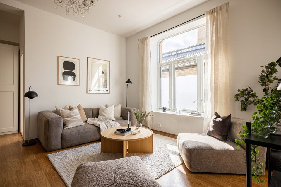 Den store vindusflaten slipper inn rikelig med naturlig lys. Alle vinduene i leiligheten har 3-lags isolerglass og brede vinduskarmer for planter og dekor.