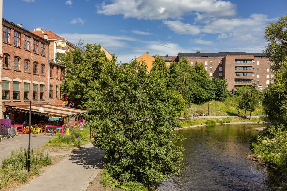 I nabolaget har du både yrende folkeliv og bedagelig hverdagsliv.