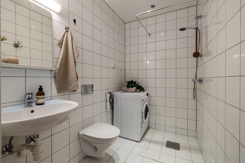 Et lyst flislagt baderom fra 2011 med vannbåren gulvvarme, downlights i himlingen og avtrekk via balansert ventilasjon.