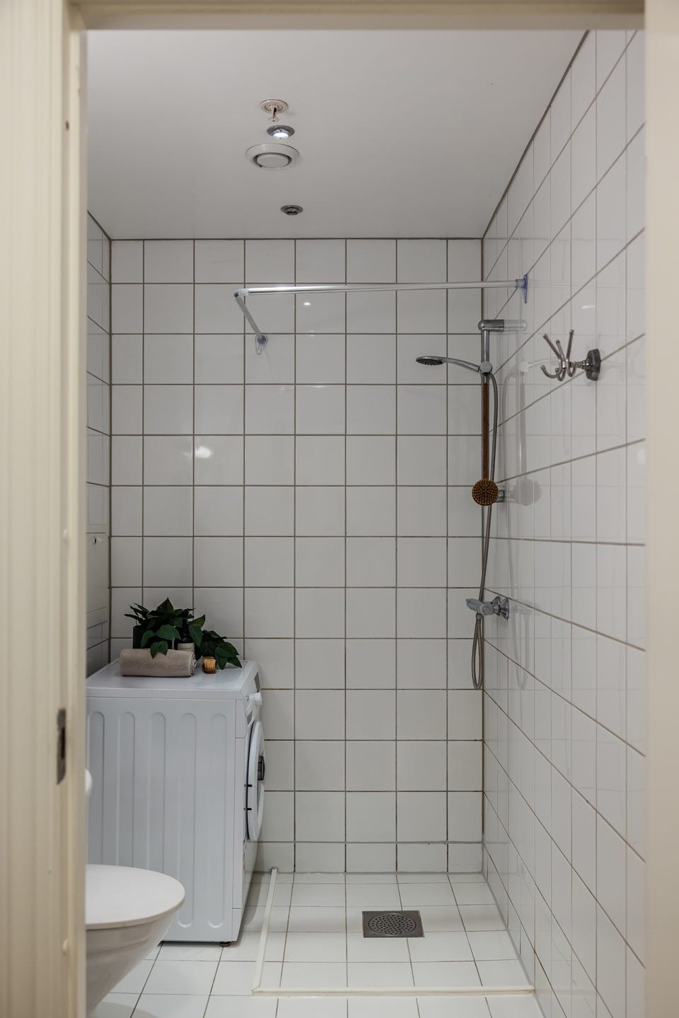 I tilknytning til soverommet ligger baderom 1.