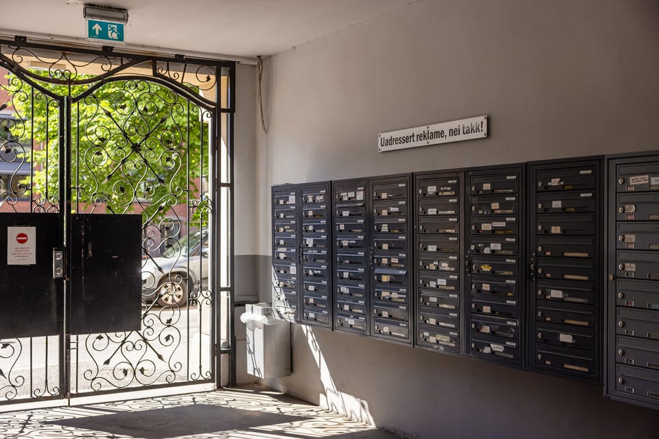 Felles portrom med postkasser.