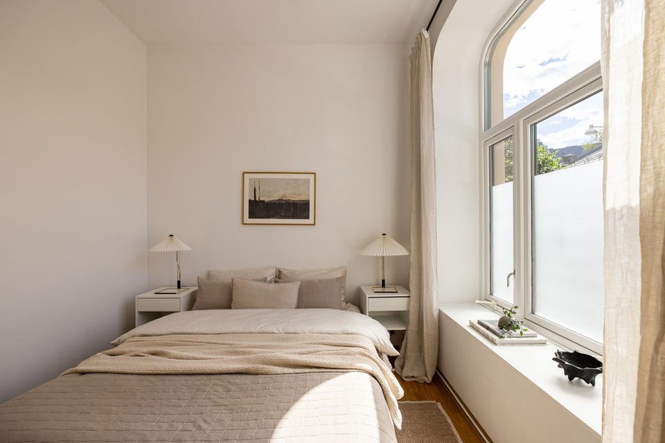 Også på dette soverommet er det plass til dobbeltseng med tilhørende nattbord.