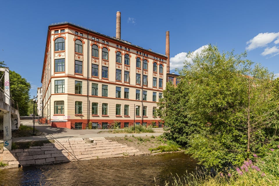 Attraktiv beliggenhet på Grünerløkka rett ved Akerselva og med nærhet til "alt" du kan tenke deg.