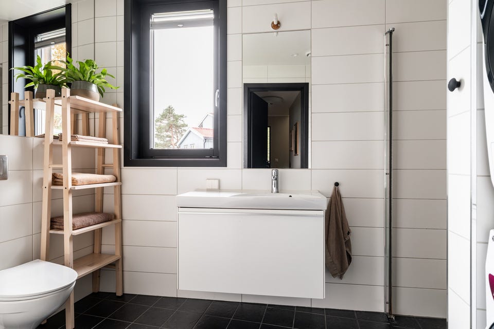 Lyst og moderne baderom 1 fra byggeåret 2015. Baderommet har mørke fliser på gulv, deilig gulvvarme, downlights i himlingen og mekanisk avtrekk.