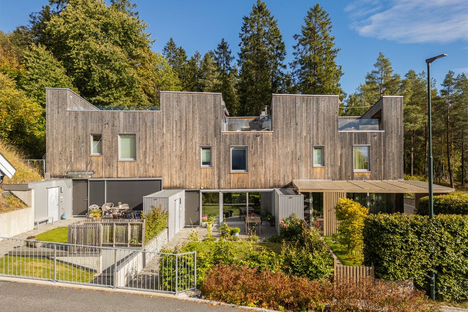 Boligen som er tegnet av R21 arkitekter har en familievennelig og god planløsning over 3 plan med bla. 2 stuer, 4 soverom og 2 baderom.