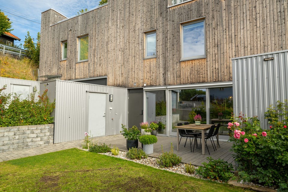 Ved inngangspartiet er det adkomst til utvendig bod på 3m². Utebelysning, utvendig stikkontakt og utekran montert på vegg.