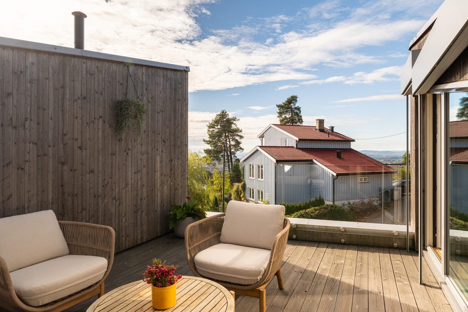 Fra stuen er det utgang til en flott takterrasse på 16m².