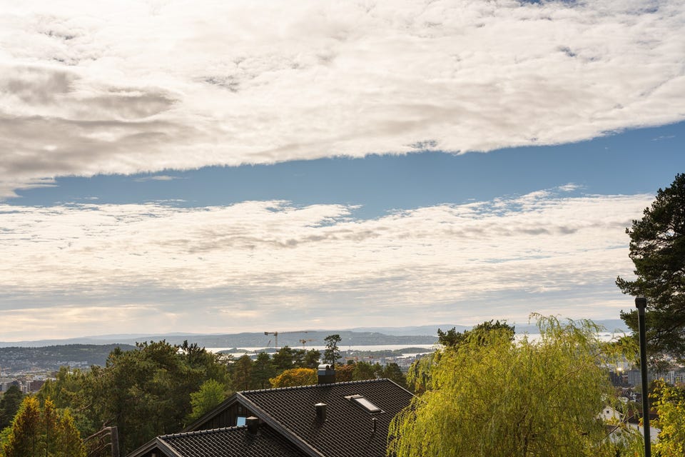 Fra takterrassen er det nydelig utsikt over byen og fjorden!