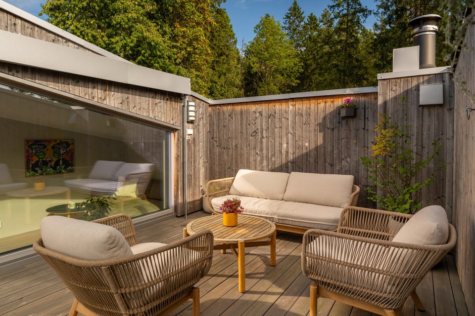 Flere fine uteplasser med vestvendt terrasse og hage ved inngangspartiet, solrik takterrasse på 16m² mot vest, og mot øst er det terrasse og hage som grenser til skogen.
