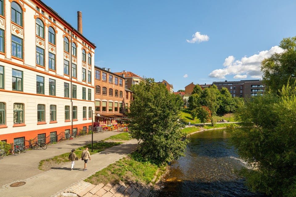 Attraktiv beliggenhet på Grünerløkka rett ved Akerselva og med nærhet til "alt" du kan tenke deg. I nabolaget har du både yrende folkeliv og bedagelig hverdagsliv.