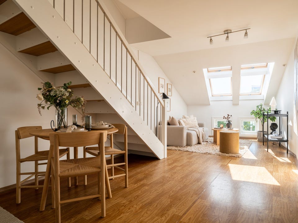 En stor og lys 3-roms topp-/loftsleilighet med egen utgang til solrik felles takterrasse.