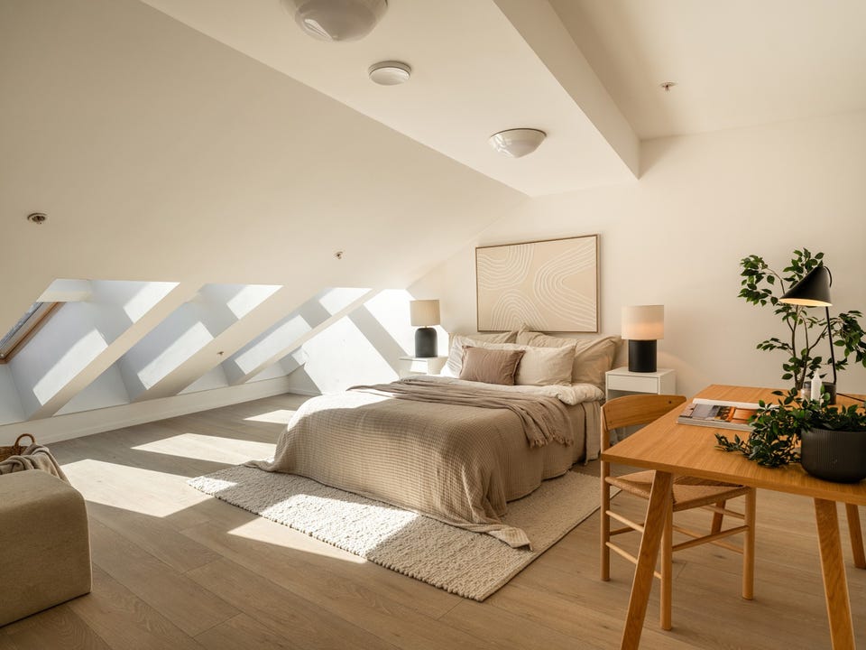 God standard med moderne enstavs laminat på gulv og glatte lysmalte overflater.