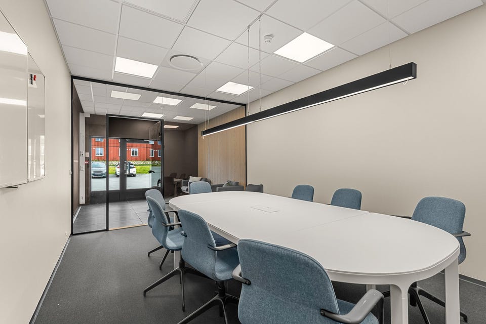Oppgraderte kontor/showroom lett tilgjengelig ved E6