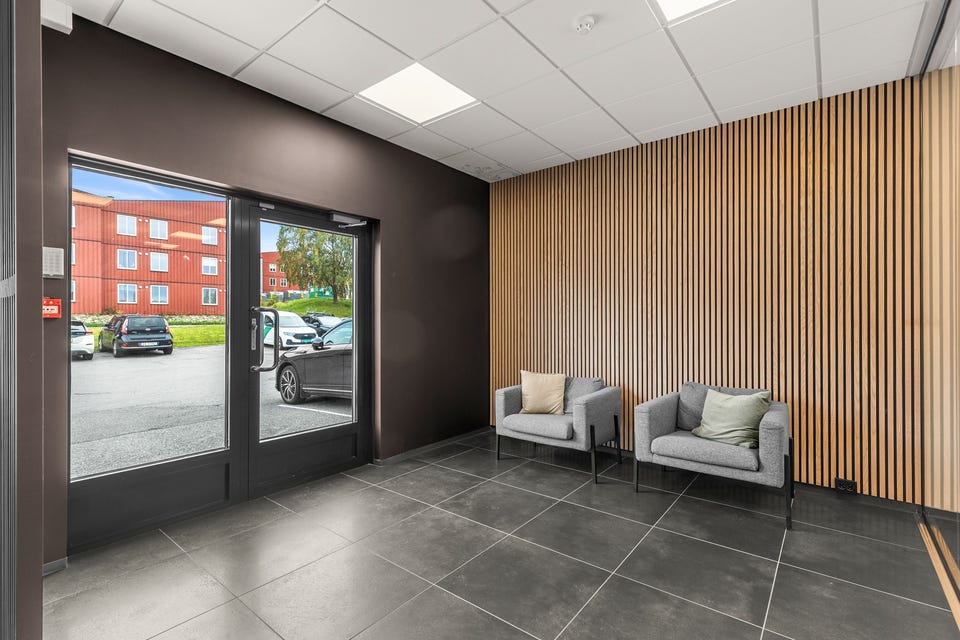 Oppgraderte kontor/showroom lett tilgjengelig ved E6