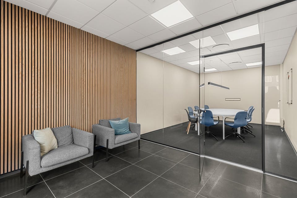 Oppgraderte kontor/showroom lett tilgjengelig ved E6