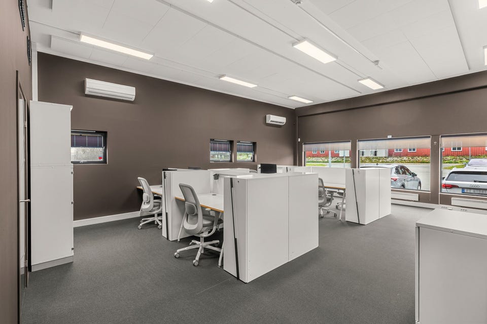 Oppgraderte kontor/showroom lett tilgjengelig ved E6
