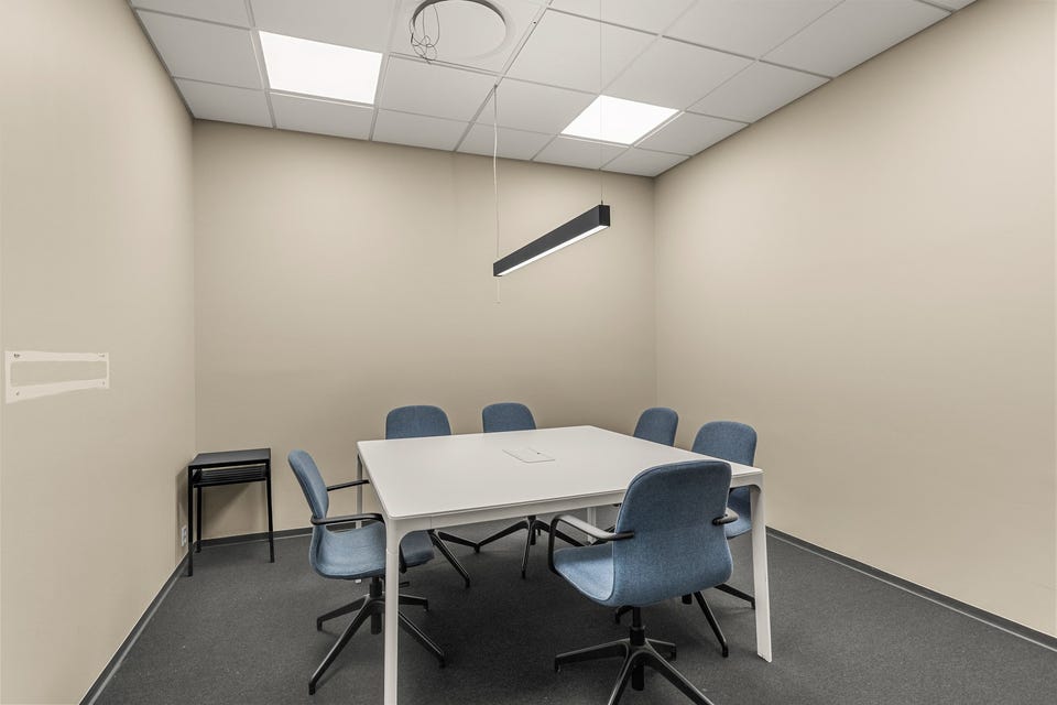 Oppgraderte kontor/showroom lett tilgjengelig ved E6
