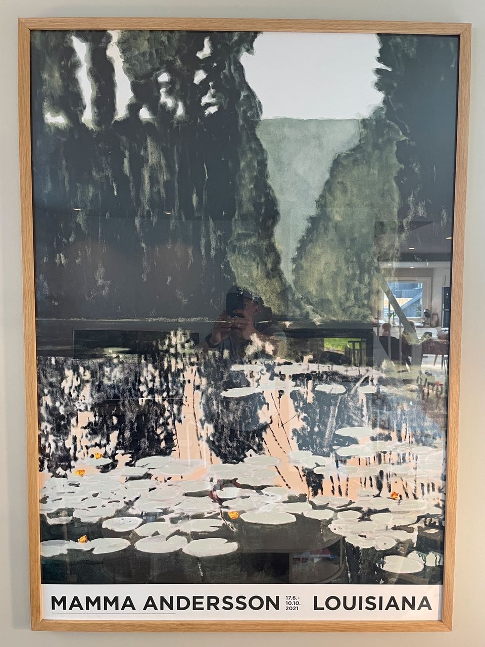 Plakat: Mamma Andersson – “Pond” (2019) Rammet inn i massiv