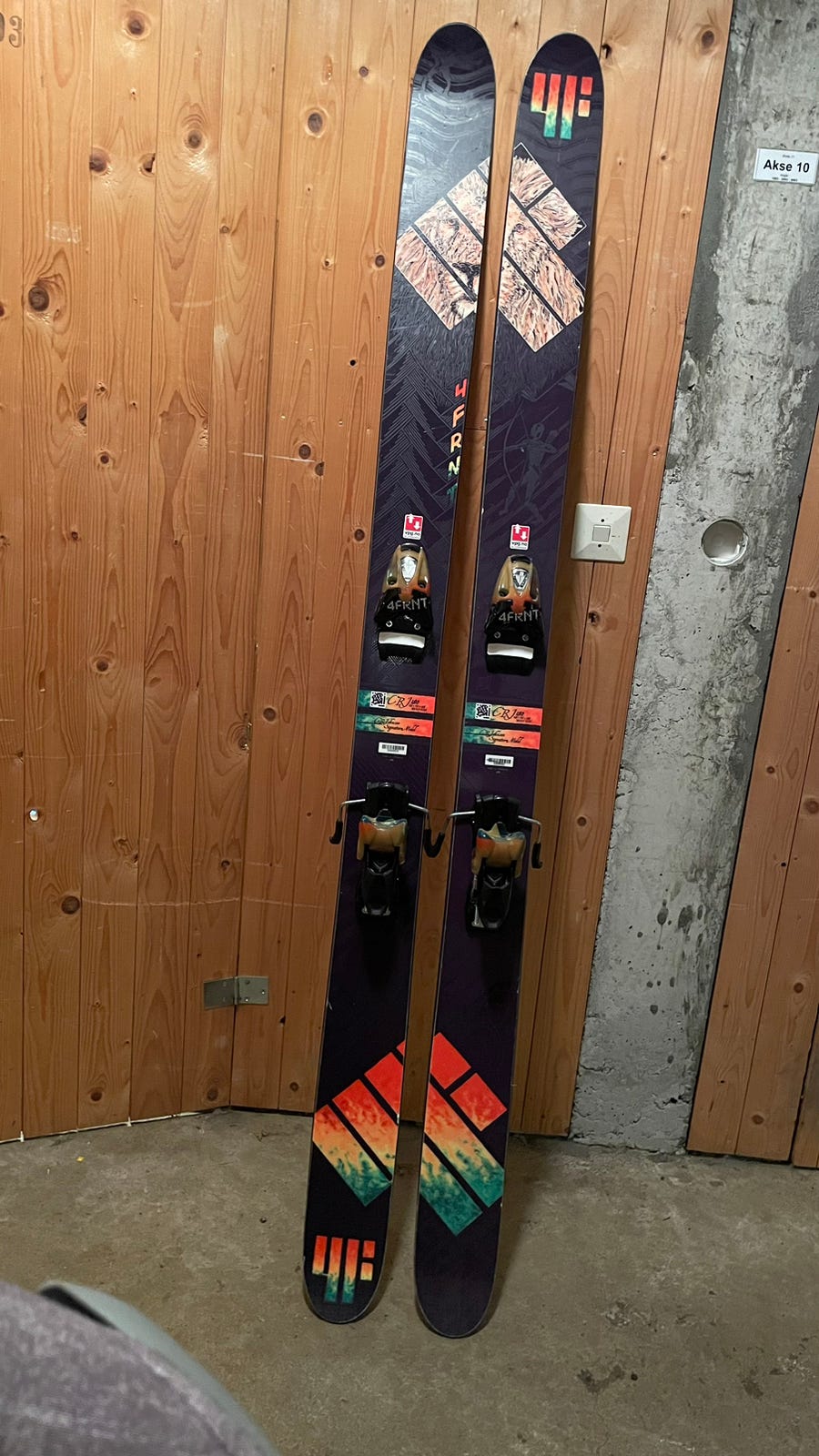 4FRNT CRJ 180 | FINN-torget