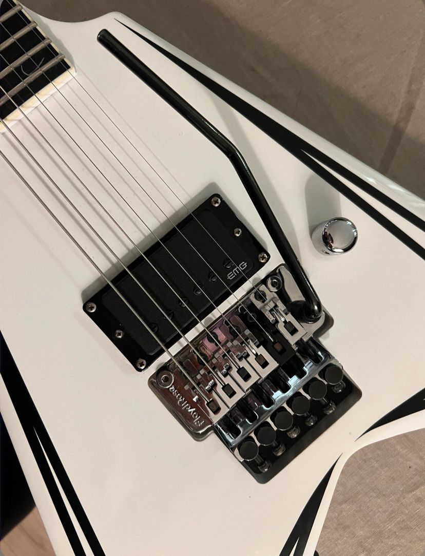 ESP LTD Alexi 600 Scythe med gitarkasse | FINN-torget