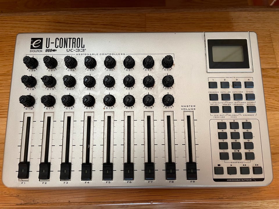 Evolution U-Control UC-33 MIDI Controller | FINN-torget