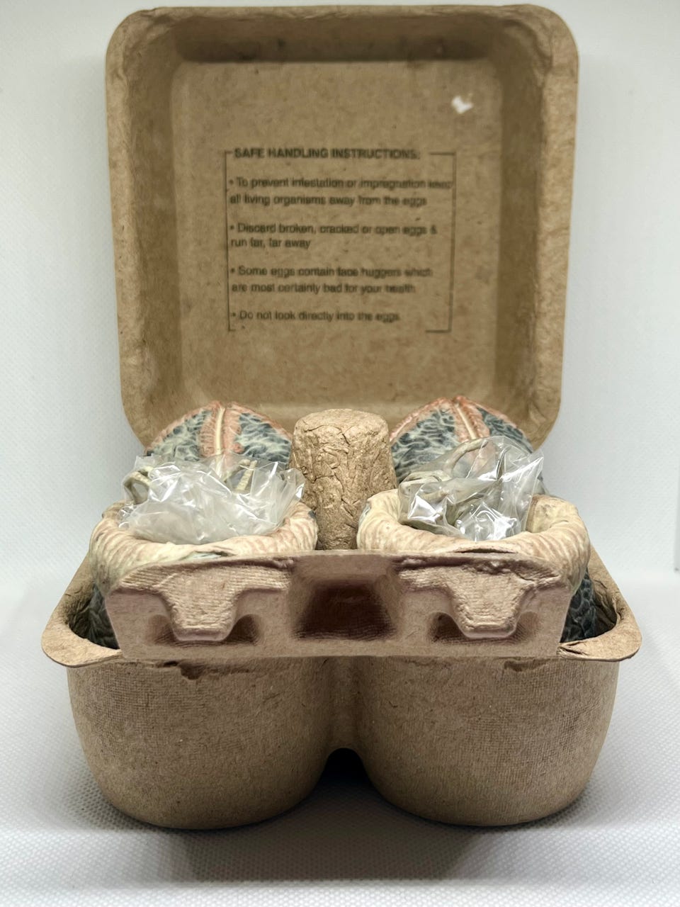 エイリアン 卵パック / ALIEN LV-426 CAGE-FREE EGGS Alien LV-426 Cage Free Eggs in Carton 6 Eggs with 3