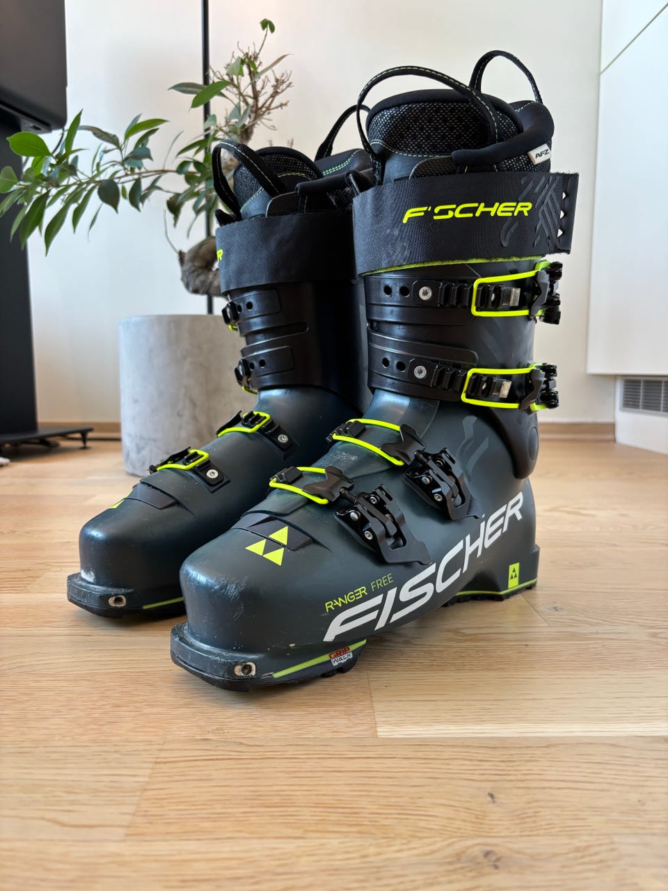 FISCHER  RANGER FREE120
GRIP WALK 26.5㎝ Fischer Ranger Free Alpine Touring Ski Boots – White