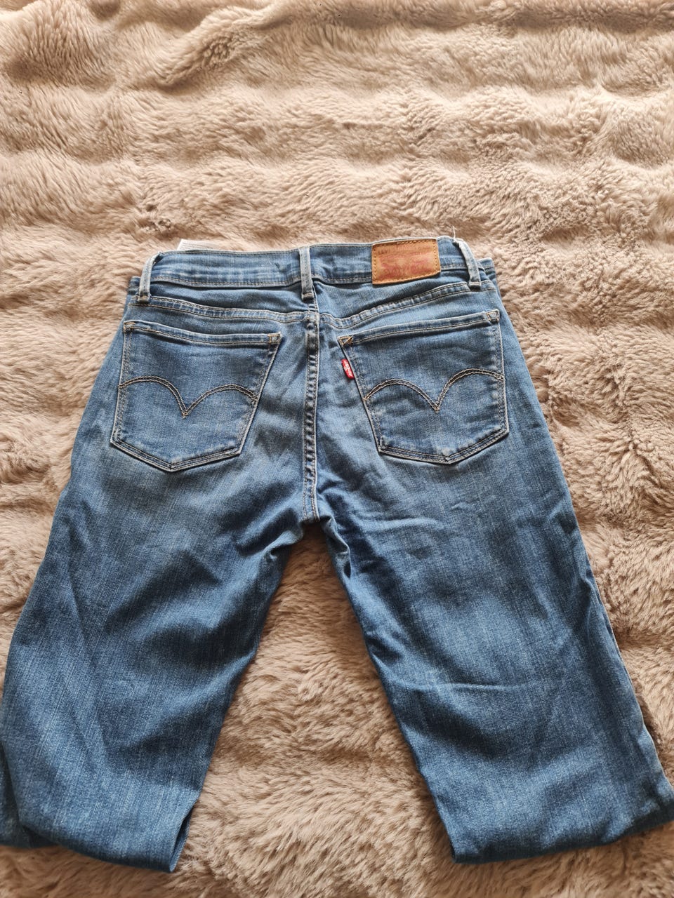 Levis jeans selges billig FINN-torget
