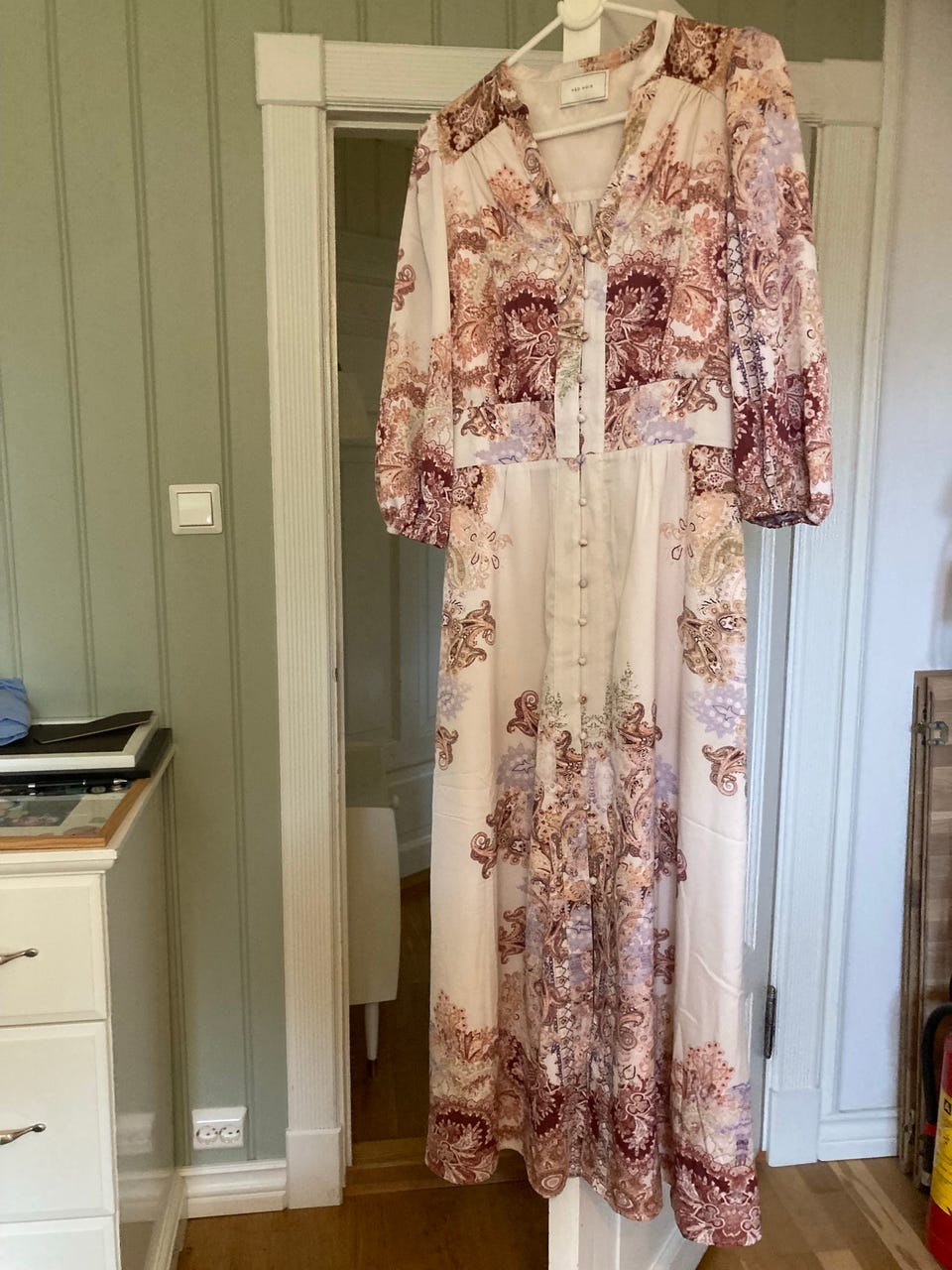 Redusert pris! Nydelig kjole i satin fra Neo FINN-torget