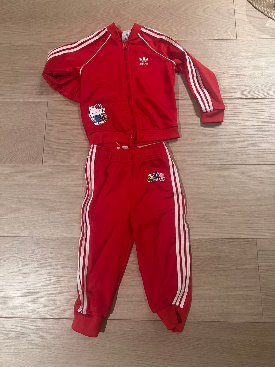 Adidas Hello Kitty tracksuit/joggedress FINN-torget