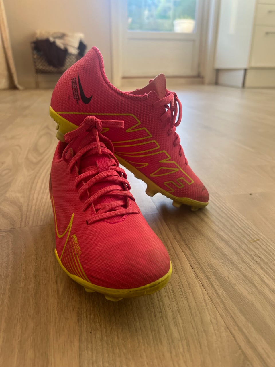 Nike Fotballsko str 35 rosa og gul FINN-torget