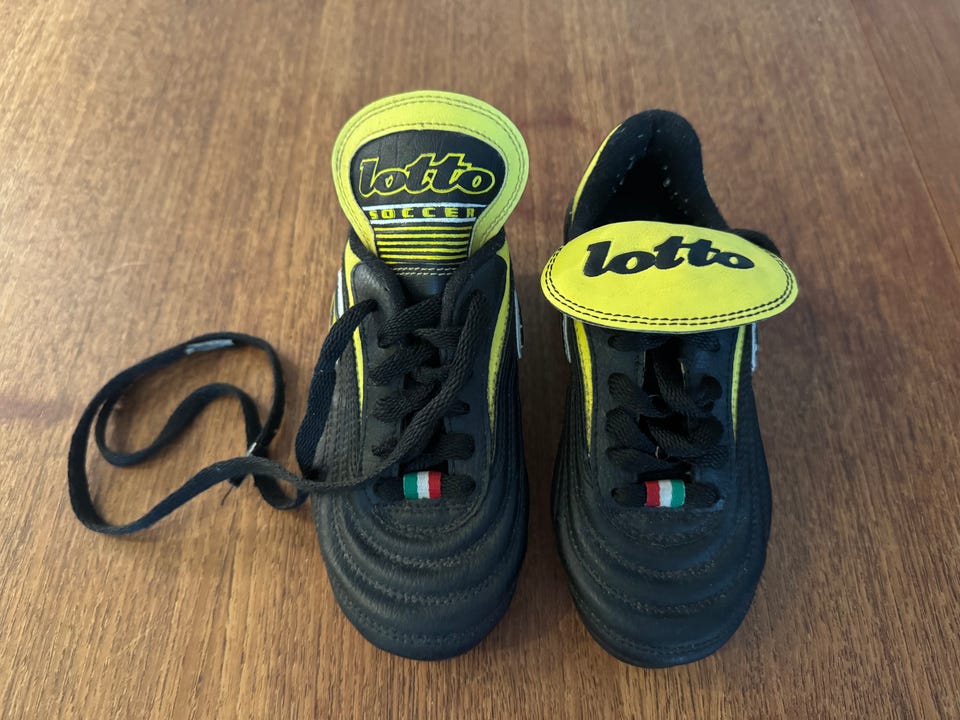 Fotballsko svart og gul str 30 FINN-torget