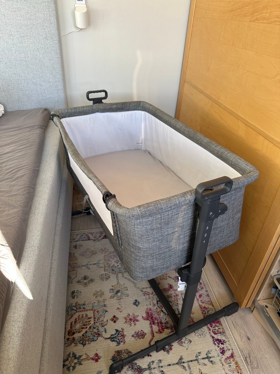 Moweo Bedside Crib Grå Stoff FINN-torget