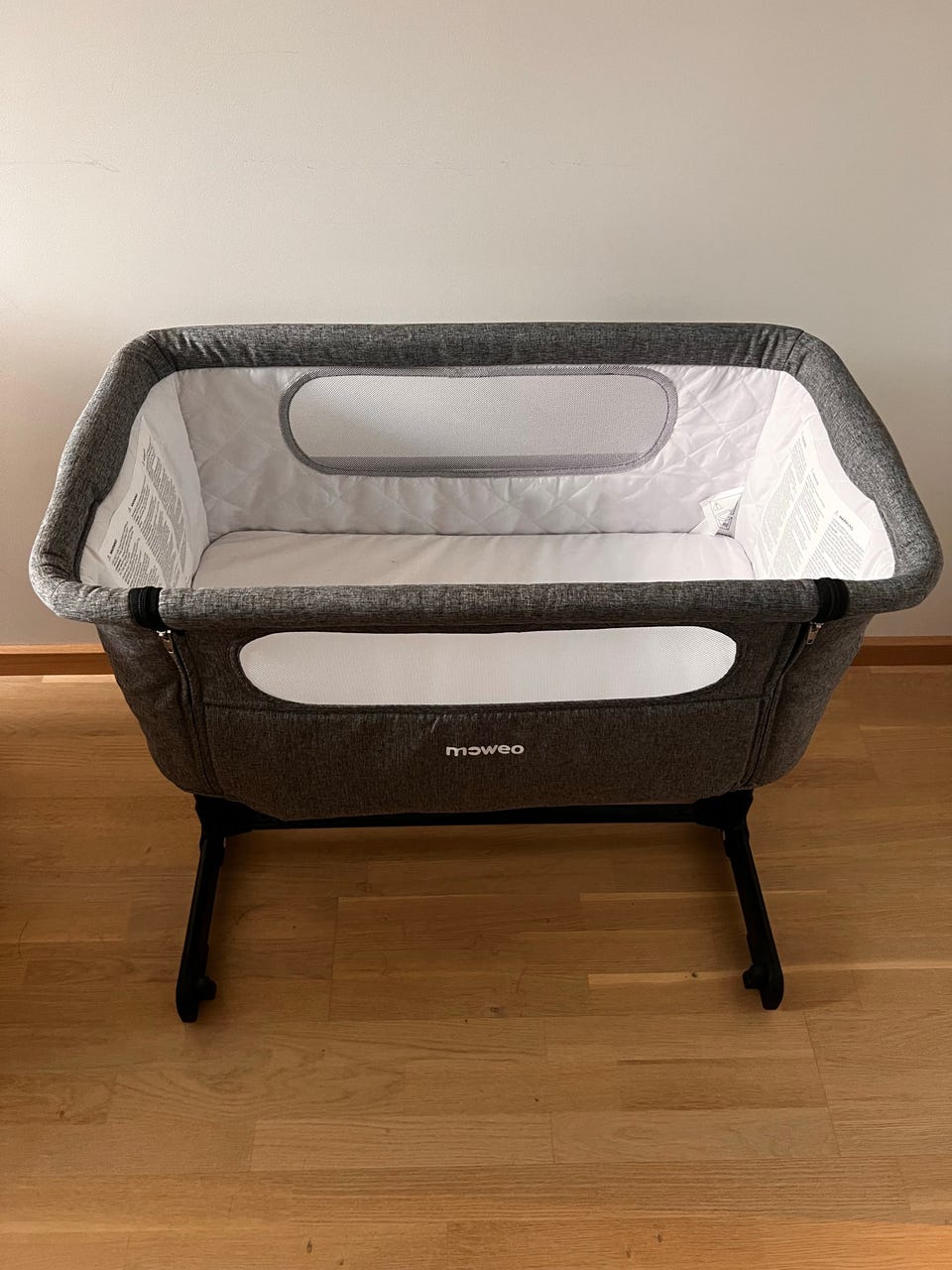 Moweo Bedside Crib Grå FINN-torget