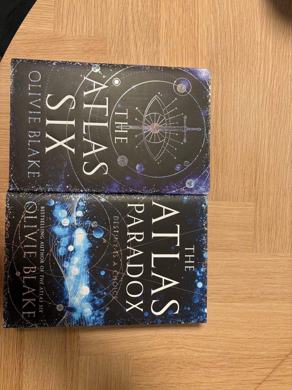 Illumicrate editions: The Atlas Six + The Atlas Paradox av Olivie