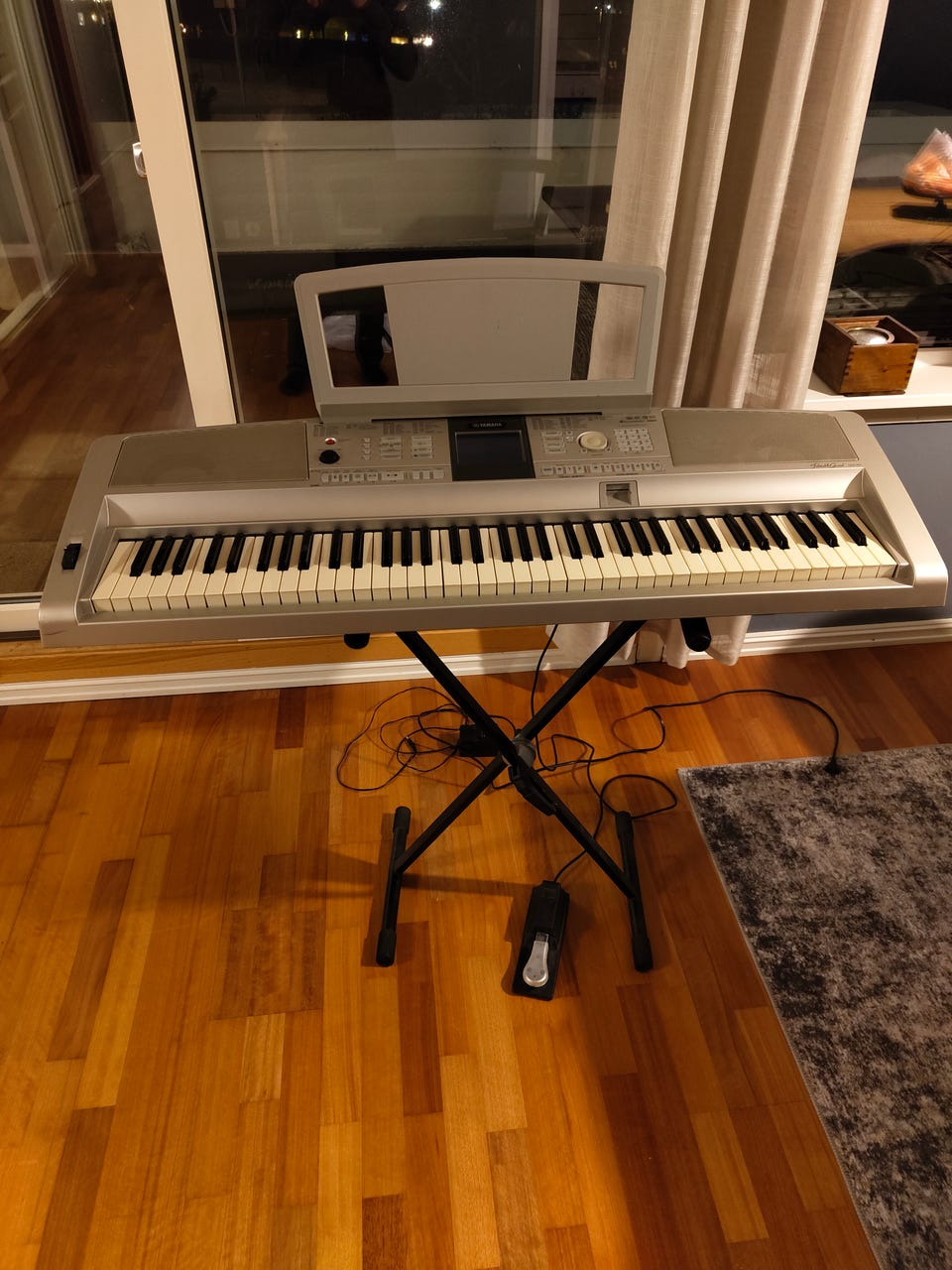 Yamaha Portable Grand DGX-305 Keyboard med stativ og sustainpedal