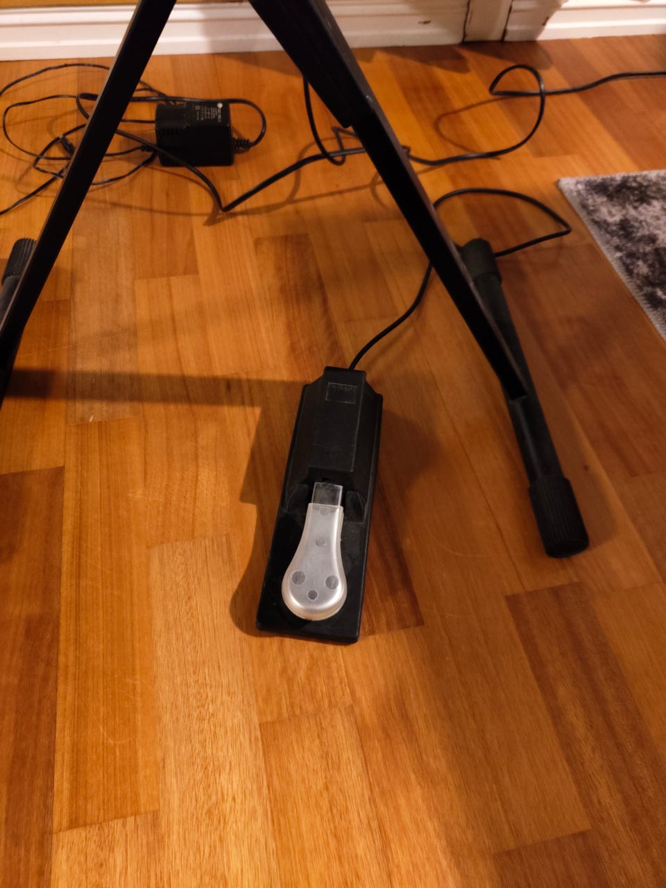 Yamaha Portable Grand DGX-305 Keyboard med stativ og sustainpedal