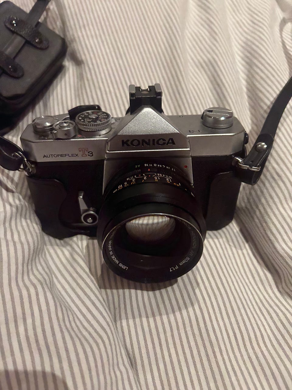 Konica Autoreflex T3 35mm SLR kamera + Hexanon AR 50mm f/1.7