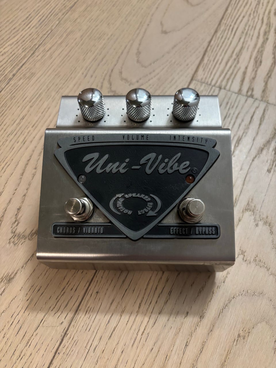 Fantastiske Jim Dunlop Uni-Vibe med fotkontroll selges rimelig