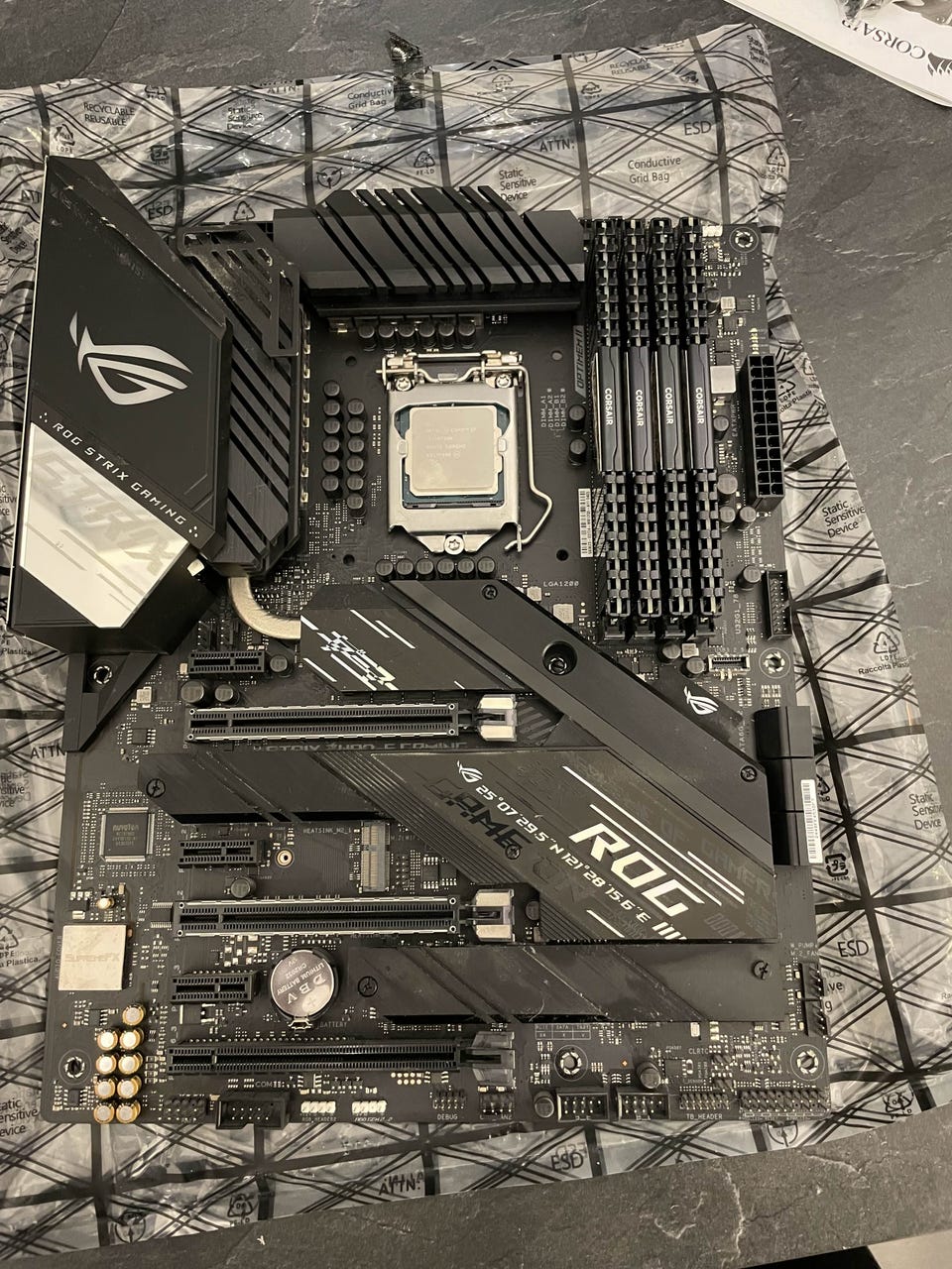 ROG Strix Z490-F Gaming Med i7 10700k 32gb ddr4 og vannkjøler